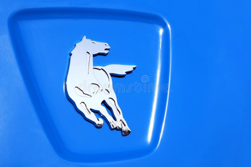Cierre Del Logotipo De Kamaz Para Arriba, Brillando El Caballo De Plata  Corriente En Fondo Azul Imagen editorial - Imagen de marca, ciudad:  152531975