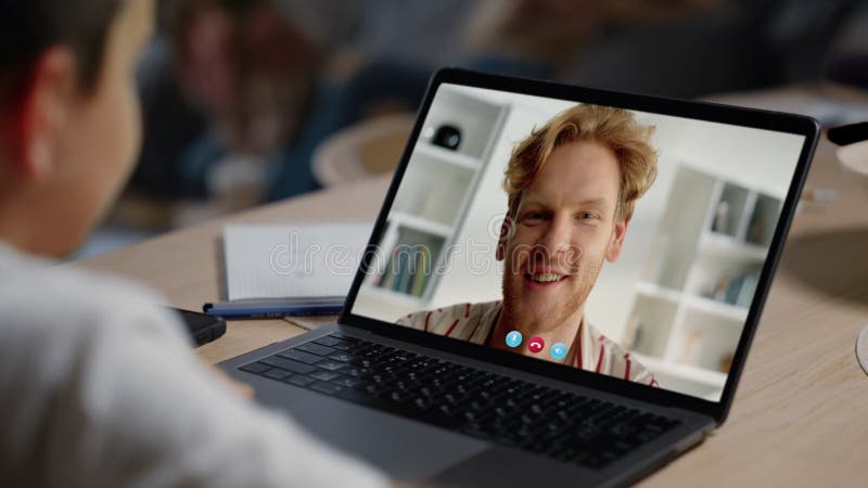 Cierre en línea de videocalling de un niño. sonriente padre hablando cámara web almacen de video