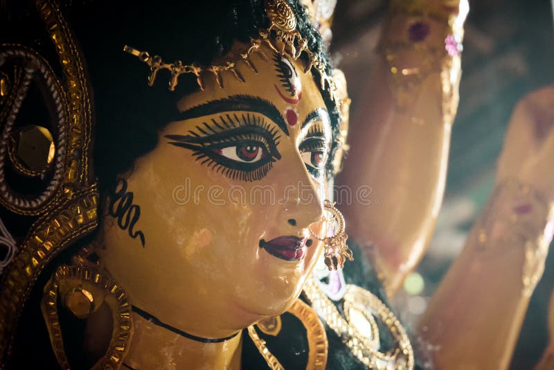 Cierre encima de la cara de la vista lateral de la diosa Maa Durga Idol Un s?mbolo de la fuerza y del poder seg?n Hinduismo El re fotografía de archivo libre de regalías Cierre encima de la cara de la vista lateral de la diosa Maa Durga Idol Un s?mbolo de la fuerza y del poder seg?n Hinduismo El re fotografía de archivo libre de regalías
