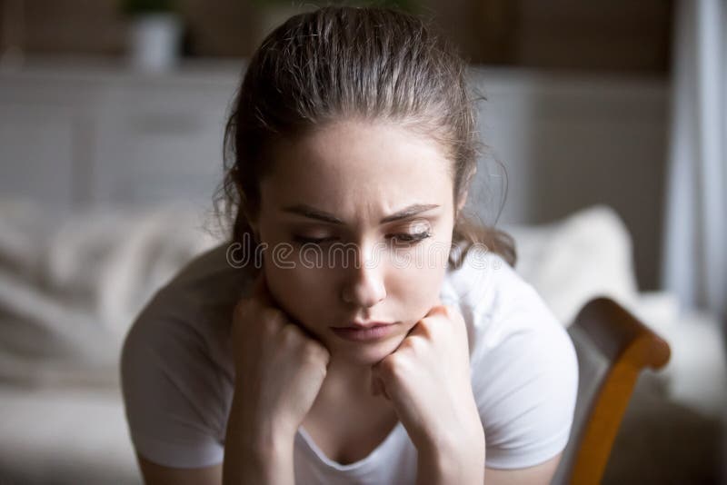 Cierre encima de la mujer joven deprimida del retrato en casa imagenes de archivo Cierre encima de la mujer joven deprimida del retrato en casa imagenes de archivo
