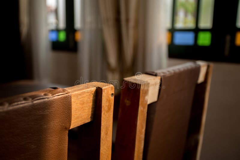 Cierre encima de la silla de madera del viejo estilo en la parte posterior con la sombra de la luz del sol imagen de archivo Cierre encima de la silla de madera del viejo estilo en la parte posterior con la sombra de la luz del sol imagen de archivo