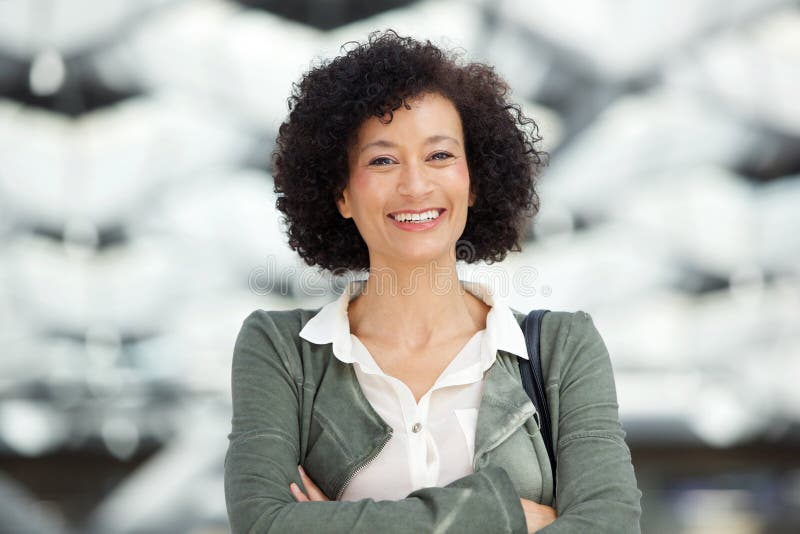 Cierre encima de la sonrisa afroamericana de la mujer de la Edad Media atractiva fotografía de archivo libre de regalías