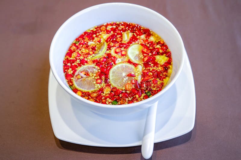 Cierre encima del estilo tradicional de la salsa tailandesa Los chiles pescan la salsa con la cal y el ajo del limón en el cuenco imagen de archivo libre de regalías Cierre encima del estilo tradicional de la salsa tailandesa Los chiles pescan la salsa con la cal y el ajo del limón en el cuenco imagen de archivo libre de regalías