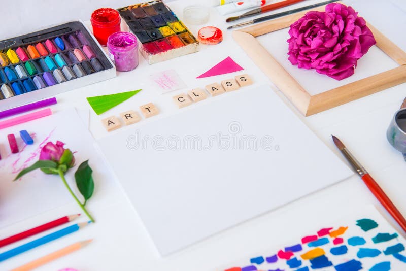 Cierre encima del lugar de trabajo creativo del artista Letras de clase en blanco de la lona, de arte en bloques de madera y mate fotografía de archivo Cierre encima del lugar de trabajo creativo del artista Letras de clase en blanco de la lona, de arte en bloques de madera y mate fotografía de archivo