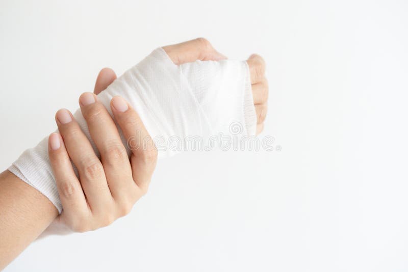 Cierre encima del vendaje doloroso del cuidado de la mano en el fondo blanco cuidado herido mano de la fractura de la mujer médic fotos de archivo libres de regalías Cierre encima del vendaje doloroso del cuidado de la mano en el fondo blanco cuidado herido mano de la fractura de la mujer médic fotos de archivo libres de regalías