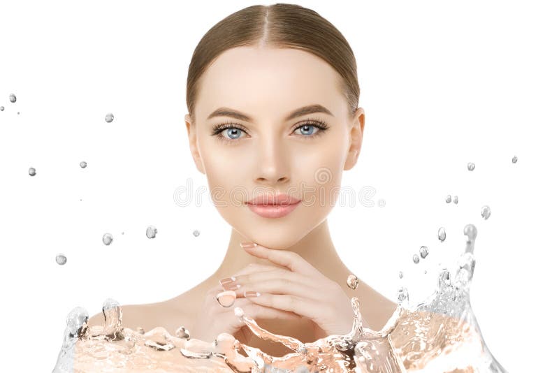 Cierre hermoso de la cara de la mujer encima del estudio con el chapoteo del agua Belleza s foto de archivo libre de regalías