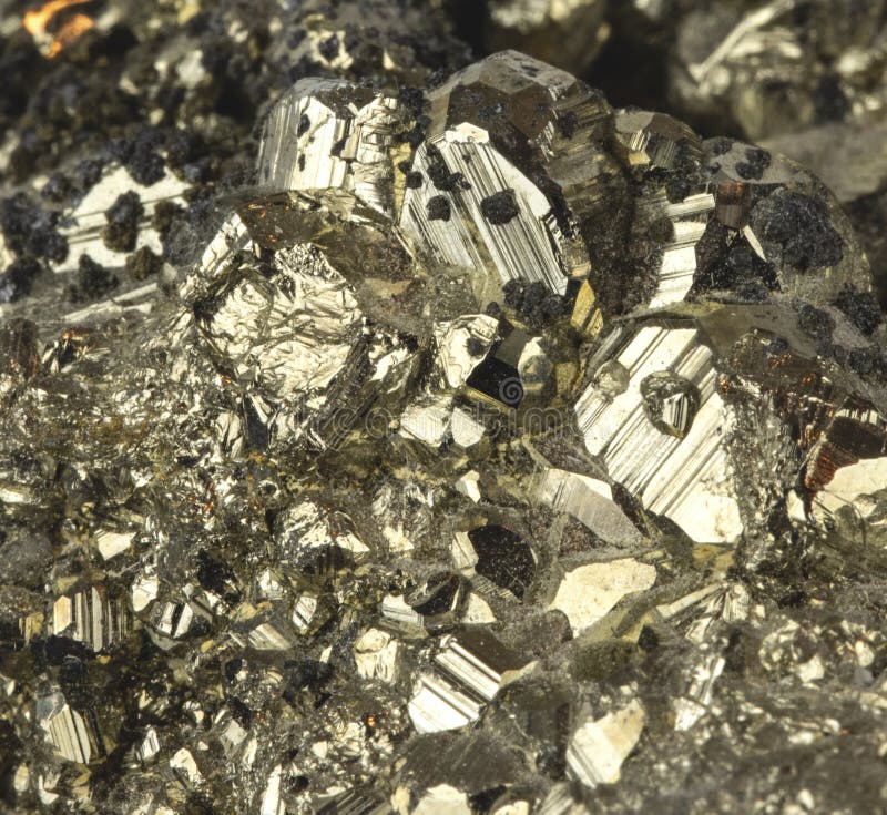 Cierre mineral de la pirita encima del oro macro de los tontos del detalle imágenes de archivo libres de regalías Cierre mineral de la pirita encima del oro macro de los tontos del detalle imágenes de archivo libres de regalías
