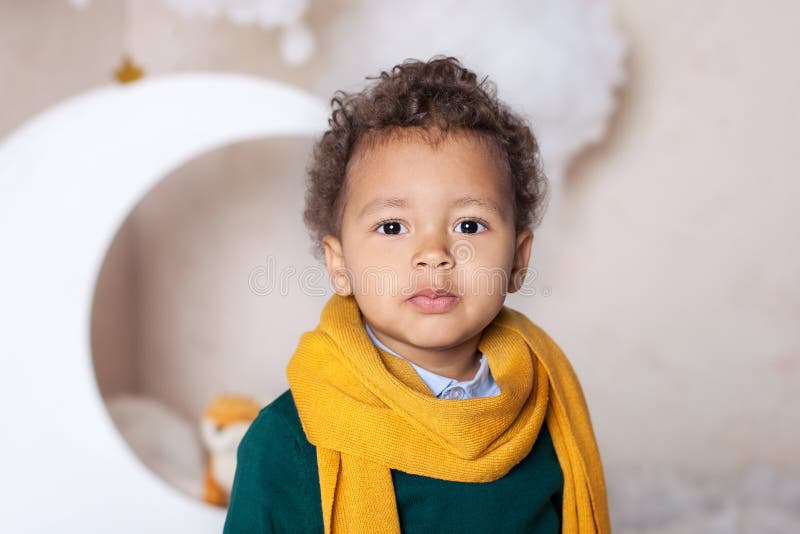 Cierre negro del muchacho para arriba Retrato de un muchacho sonriente alegre en una bufanda amarilla Retrato de un pequeño afroa fotos de archivo libres de regalías Cierre negro del muchacho para arriba Retrato de un muchacho sonriente alegre en una bufanda amarilla Retrato de un pequeño afroa fotos de archivo libres de regalías