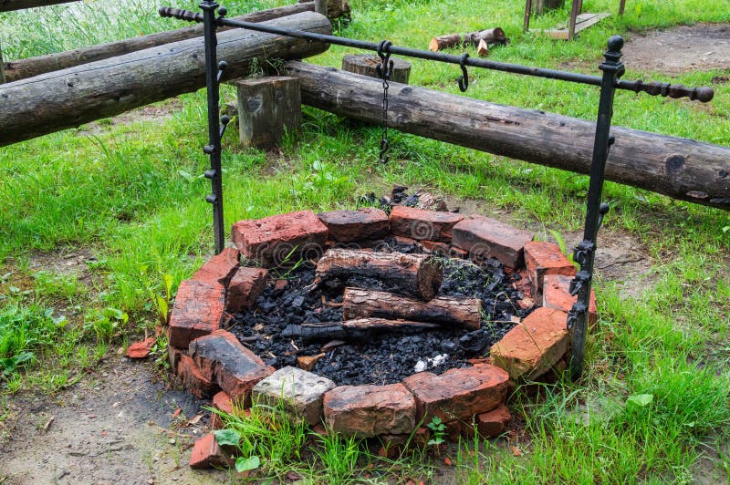 Cierre para arriba Chimenea de piedra para cocinar al aire libre Dentro de la leña y de los carbones quemados foto de archivo libre de regalías Cierre para arriba Chimenea de piedra para cocinar al aire libre Dentro de la leña y de los carbones quemados foto de archivo libre de regalías