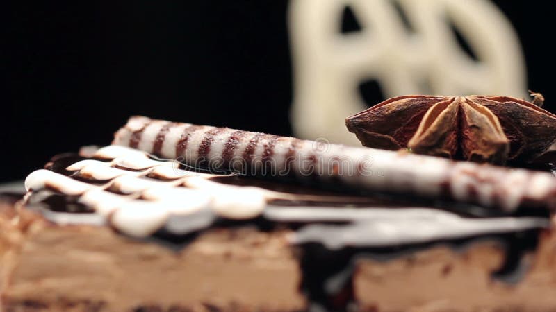 Cierre para arriba de una torta que contiene la pasta del noire, el chocolate y la crema superiores de la vainilla almacen de metraje de vídeo