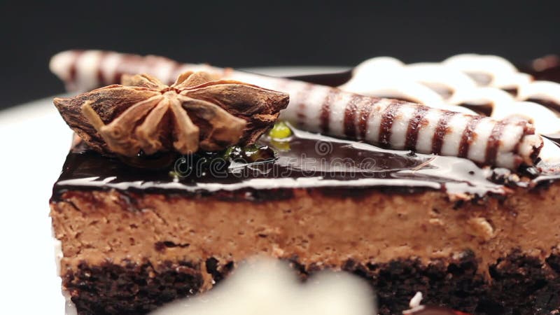 Cierre para arriba de una torta que contiene la pasta del noire, el chocolate y la crema superiores de la vainilla almacen de metraje de vídeo