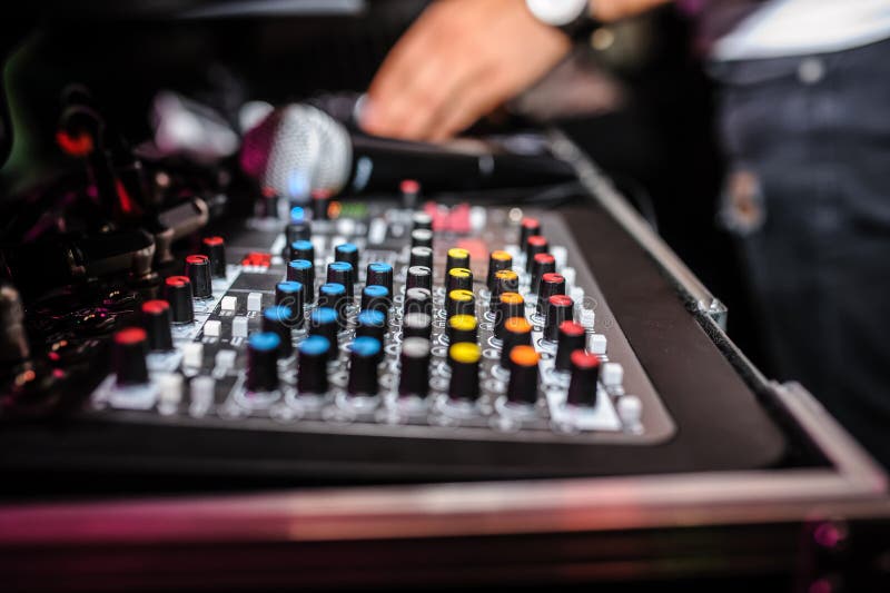 Cierre para arriba del panel de control de DJ que juega música del partido en playe moderno imagenes de archivo Cierre para arriba del panel de control de DJ que juega música del partido en playe moderno imagenes de archivo