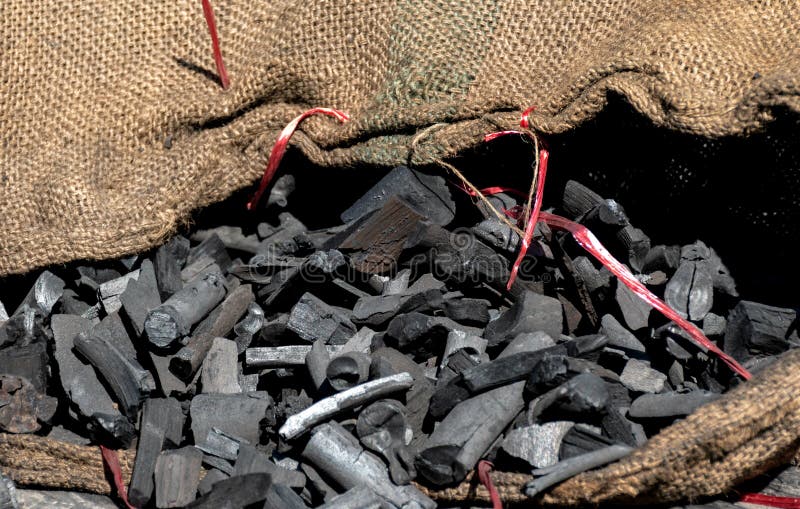 Cierre para arriba el carbón de leña usado para el fuego imagen de archivo libre de regalías Cierre para arriba el carbón de leña usado para el fuego imagen de archivo libre de regalías