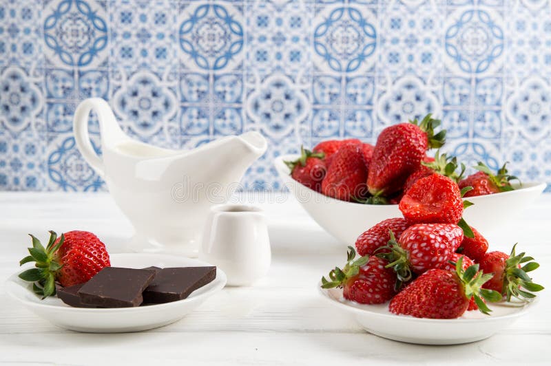 Cierre para arriba Franc?s Provence Leche del desayuno, fresas jugosas rojas con el chocolate Pared de madera blanca de la tabla, fotos de archivo Cierre para arriba Franc?s Provence Leche del desayuno, fresas jugosas rojas con el chocolate Pared de madera blanca de la tabla, fotos de archivo