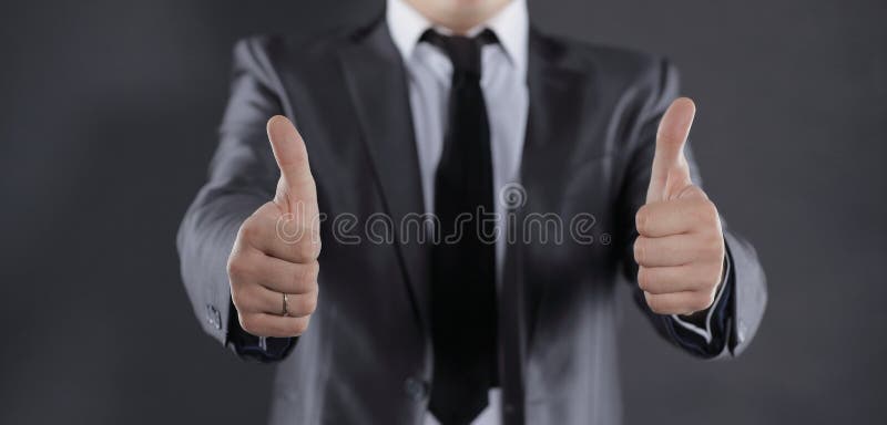 Cierre para arriba hombre de negocios moderno que muestra los pulgares para arriba Aislado en negro fotografía de archivo libre de regalías Cierre para arriba hombre de negocios moderno que muestra los pulgares para arriba Aislado en negro fotografía de archivo libre de regalías