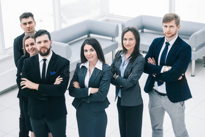 Cierre para arriba un grupo de hombres de negocios acertados que se colocan en el pasillo de la oficina imagen de archivo Cierre para arriba un grupo de hombres de negocios acertados que se colocan en el pasillo de la oficina imagen de archivo