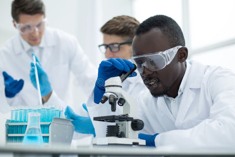 Cierre para arriba un grupo multinacional de científicos está conduciendo la investigación imagen de archivo Cierre para arriba un grupo multinacional de científicos está conduciendo la investigación imagen de archivo