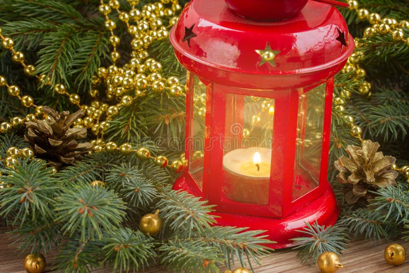 Cierre rojo de la linterna de la Navidad que brilla intensamente para arriba imagen de archivo Cierre rojo de la linterna de la Navidad que brilla intensamente para arriba imagen de archivo