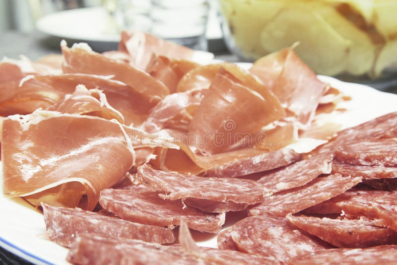 Cierto jamón ibérico y salchichon bellota-alimentado listos para el tapeo español típico Concepto del viaje y del primo con el es fotografía de archivo libre de regalías Cierto jamón ibérico y salchichon bellota-alimentado listos para el tapeo español típico Concepto del viaje y del primo con el es fotografía de archivo libre de regalías
