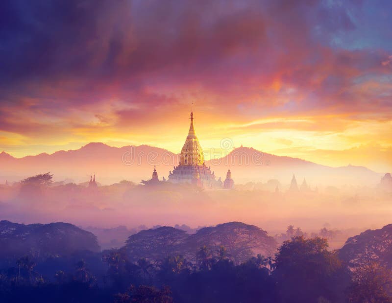 Cieszy się kolorowym zachodem słońca nad buddyjskimi stupami i balonem na gorącym powietrzu w starożytnej Baganie Mjanma, Azja
