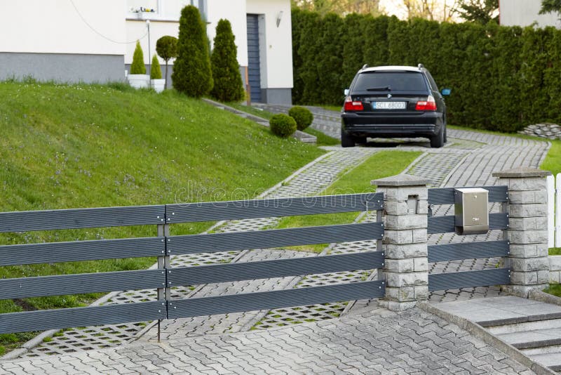 Cieszyn, Polen - 15. April 2018: Das Auto wird in einem privaten Parkplatz hinter dem Rollentor geparkt lizenzfreie stockbilder Cieszyn, Polen - 15. April 2018: Das Auto wird in einem privaten Parkplatz hinter dem Rollentor geparkt lizenzfreie stockbilder