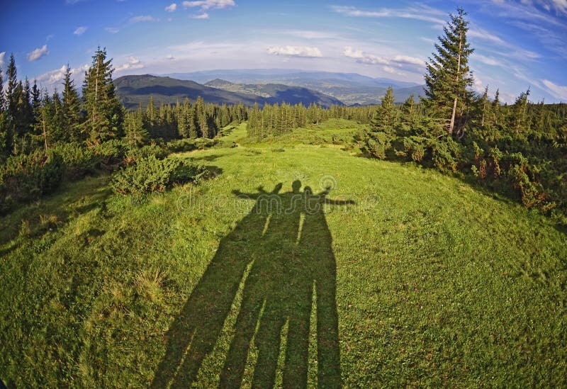 Cień przyjaciele wśród fantastically pięknej scenerii na tle Karpackie góry zdjęcia stock