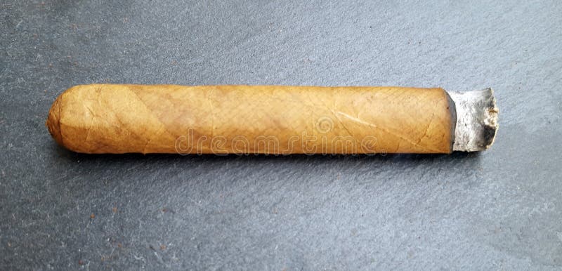 Cigare cubain brûlé sur le fond foncé images libres de droits Cigare cubain brûlé sur le fond foncé images libres de droits