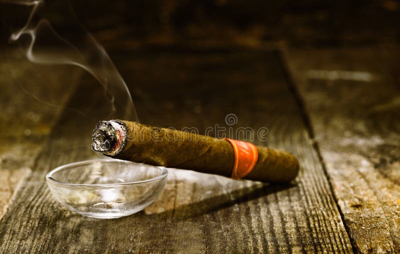 Cigare cubain de luxe brûlant image stock Cigare cubain de luxe brûlant image stock
