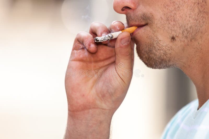 Cigarette de tabagisme d'homme adulte dehors photo libre de droits Cigarette de tabagisme d'homme adulte dehors photo libre de droits