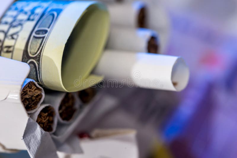 Cigaretter i en packe på dollaren och euroet royaltyfria foton Cigaretter i en packe på dollaren och euroet royaltyfria foton
