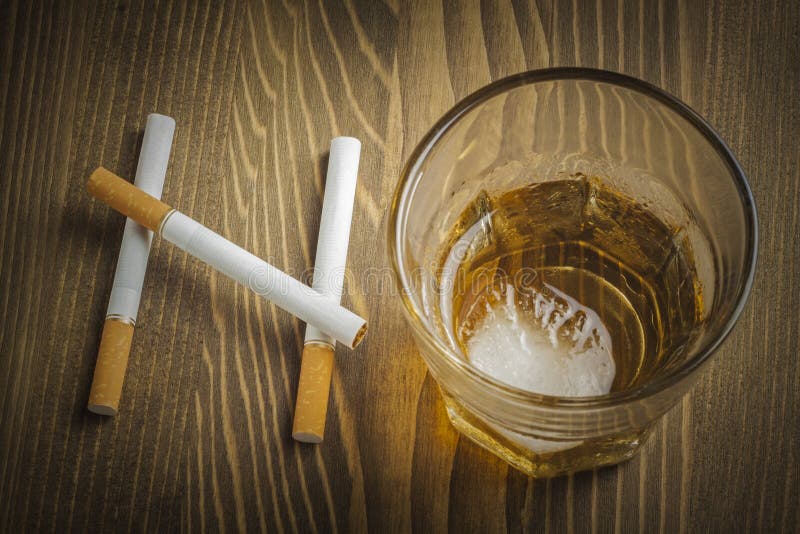 Cigaretter och exponeringsglas av alkohol som bildar det INGET ordet arkivbilder Cigaretter och exponeringsglas av alkohol som bildar det INGET ordet arkivbilder