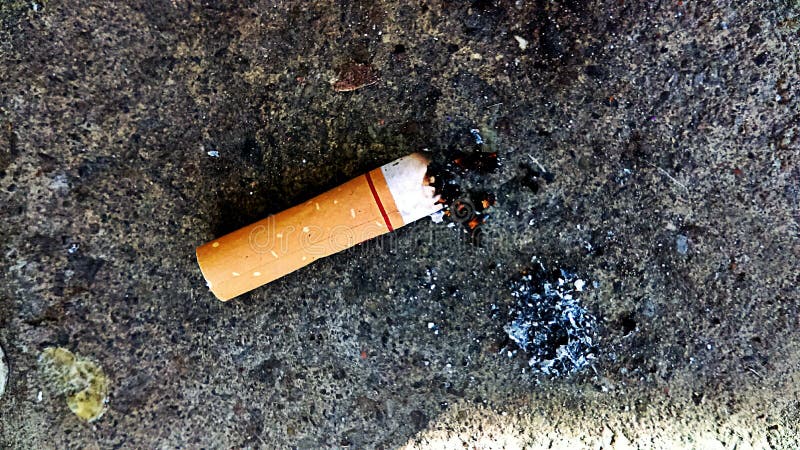 Cigarrillo tropezado hacia fuera