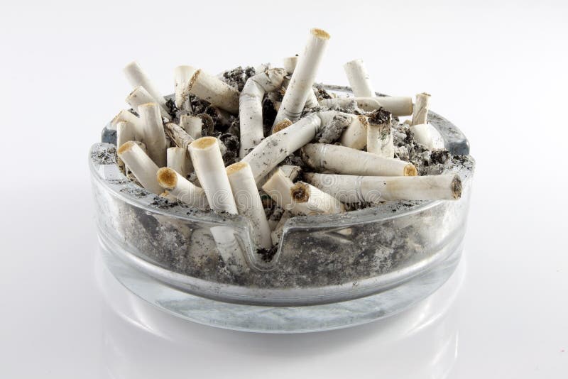 Cigarrillos en un cenicero fotografía de archivo Cigarrillos en un cenicero fotografía de archivo
