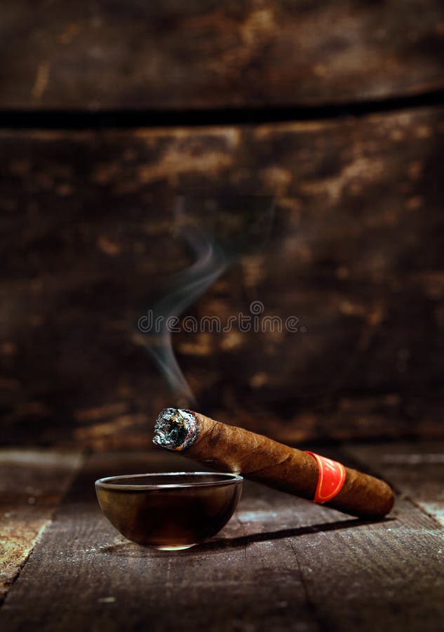 Cigarro cubano de lujo ardiente foto de archivo libre de regalías Cigarro cubano de lujo ardiente foto de archivo libre de regalías