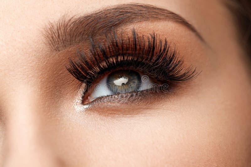 Cigli neri lunghi Bello occhio femminile del primo piano con trucco