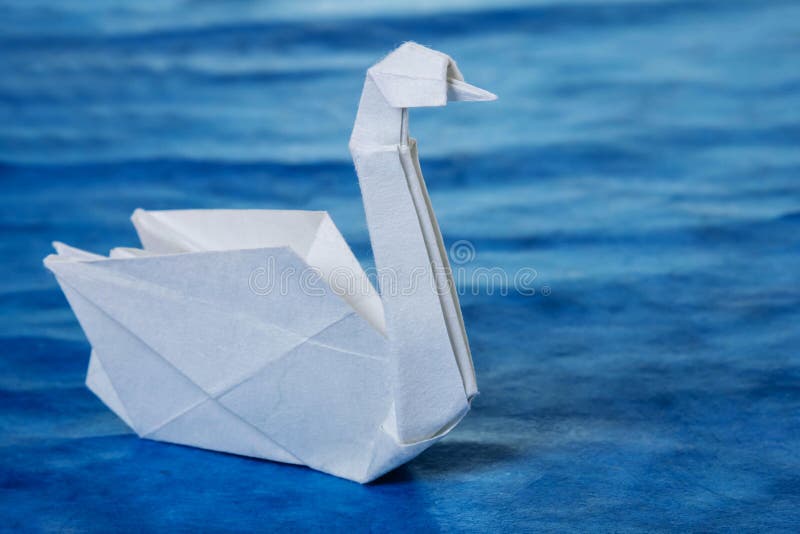 Come Fare Un Cigno Di Carta Un cigno di origami immagine stock. Immagine di amare - 33977003