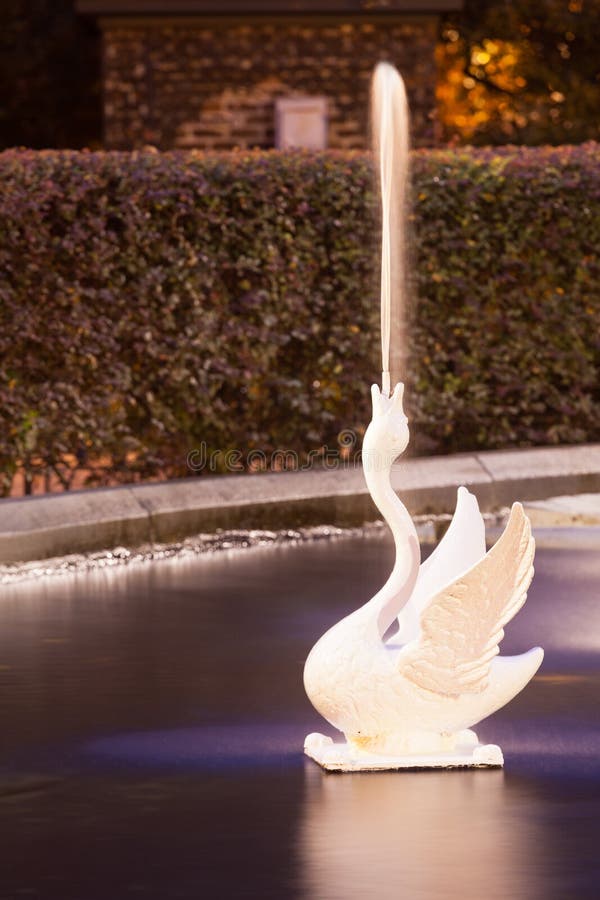 Cigno bianco gettante della savana GA della fontana del parco di Forsyth immagine stock libera da diritti