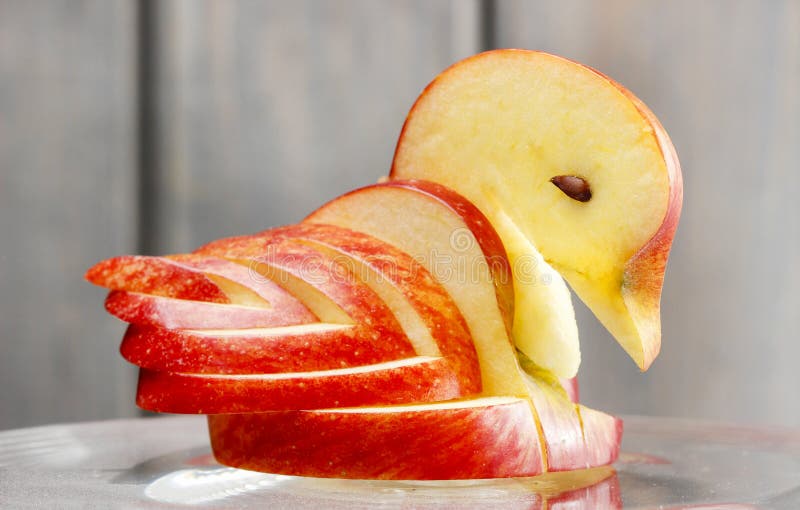 Cigno di Apple. Decorazione fatta di frutta fresca. immagini stock Cigno di Apple. Decorazione fatta di frutta fresca. immagini stock