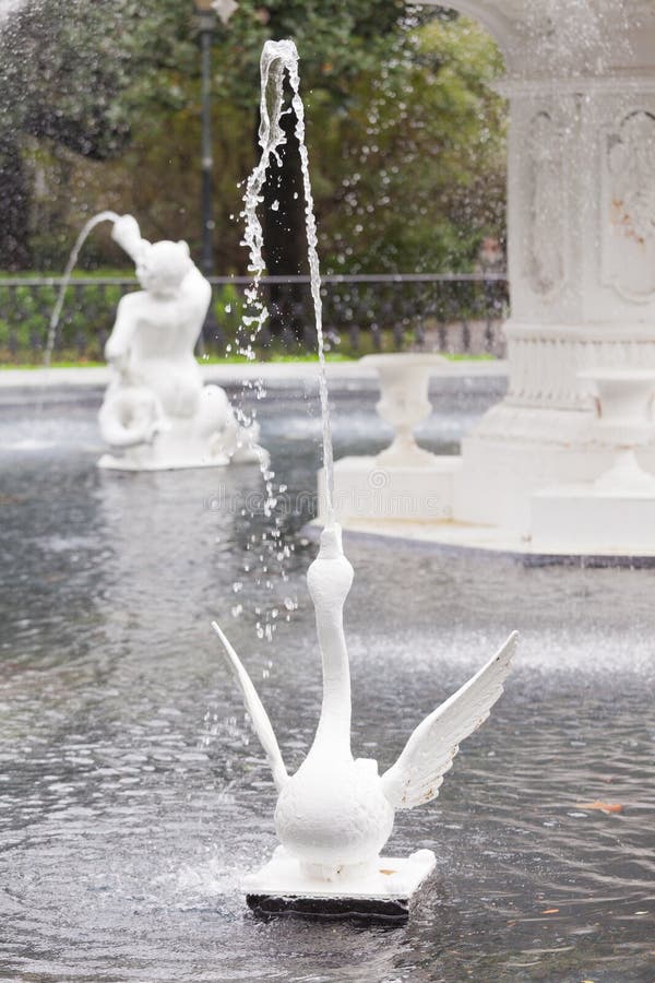 Cigno gettante della savana GA della fontana del parco di Forsyth fotografia stock