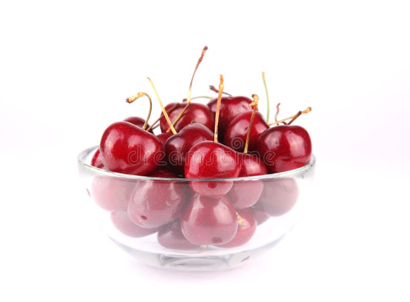 Ciliege saporite fresche sulla ciotola di vetro fotografia stock