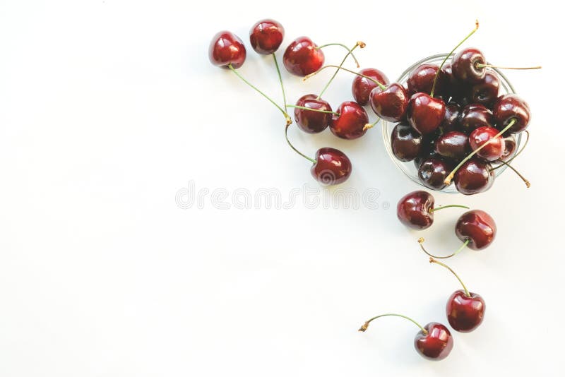 Ciliegie rosse mature su fondo bianco stile piano di disposizione Dieta variopinta e concetto sano dell'alimento immagine stock libera da diritti Ciliegie rosse mature su fondo bianco stile piano di disposizione Dieta variopinta e concetto sano dell'alimento immagine stock libera da diritti
