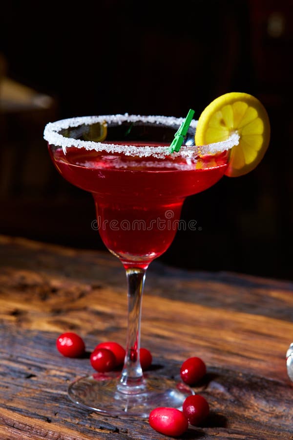 Cima cosmopolita del cocktail sulla barra immagine stock Cima cosmopolita del cocktail sulla barra immagine stock