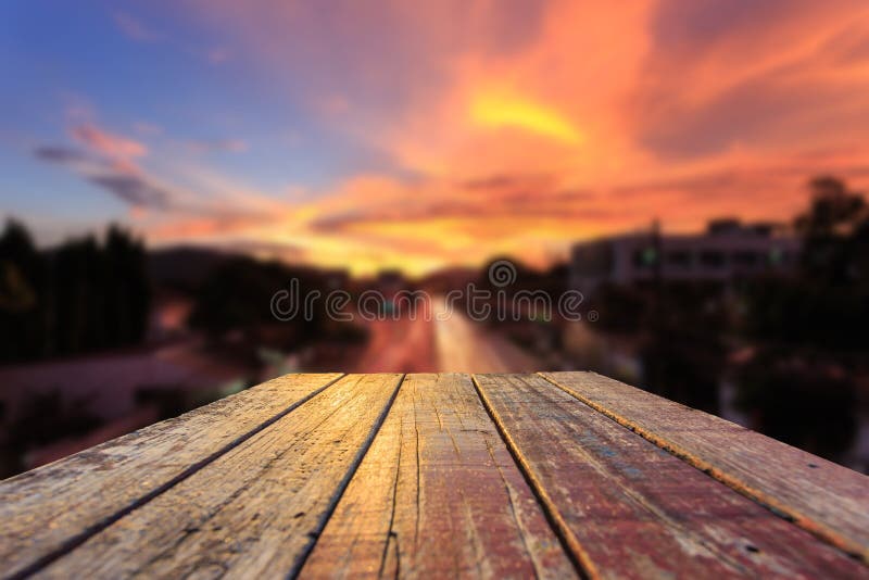 Cima di vecchio fondo di legno della sfuocatura di tramonto e della tavola immagine stock libera da diritti Cima di vecchio fondo di legno della sfuocatura di tramonto e della tavola immagine stock libera da diritti