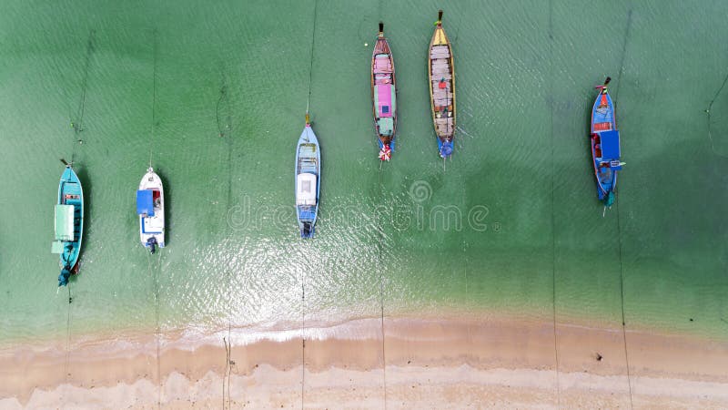 Cima di vista aerea gi? dei pescherecci del longtail tradizionale tailandese nella bella spiaggia del mare tropicale a phuket Tai immagine stock Cima di vista aerea gi? dei pescherecci del longtail tradizionale tailandese nella bella spiaggia del mare tropicale a phuket Tai immagine stock