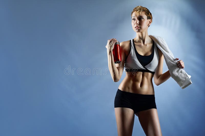 Cima e shorts d'uso di sport della donna sexy fotografie stock libere da diritti Cima e shorts d'uso di sport della donna sexy fotografie stock libere da diritti