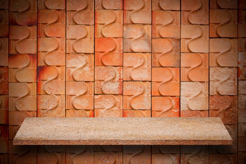 Cima vuota degli scaffali di pietra naturali e del fondo della parete di pietra immagini stock Cima vuota degli scaffali di pietra naturali e del fondo della parete di pietra immagini stock