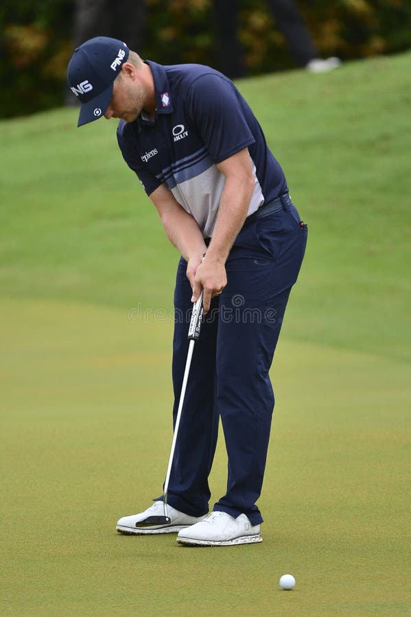 KUALA LUMPUR MALEZJA, Październik, - 12: Austin Cook usa, robi uderzeniu zakańczającemu strzelającemu podczas 2nd round CIMB klasyk 2018 przy TPC KUALA LUMPUR, KUALA LUMPUR, MALEZJA na Październiku 12, 2018