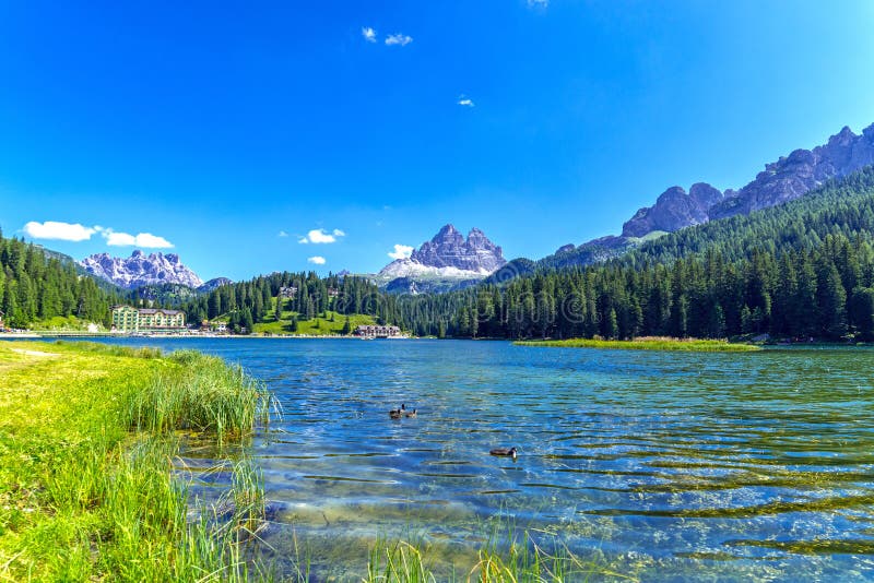 Cime di Lavaredo del lago Misurina y de Tre en invierno fotografía de archivo Cime di Lavaredo del lago Misurina y de Tre en invierno fotografía de archivo