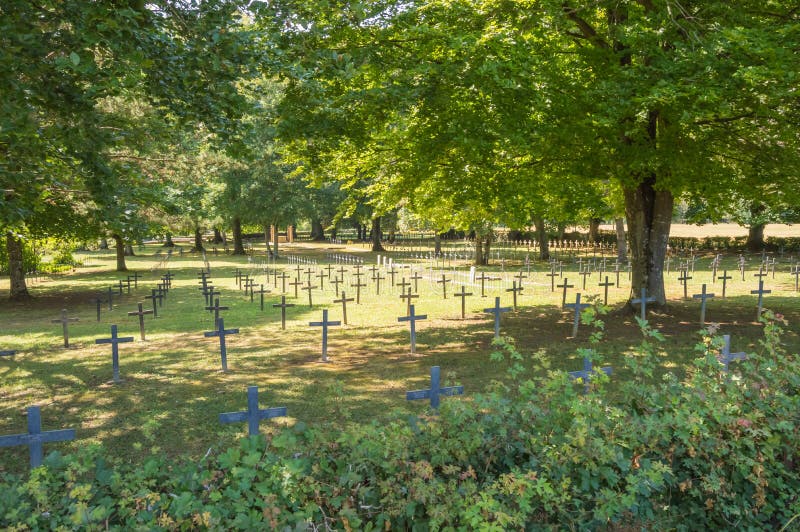 Cimetière de la grande guerre 1914 1918 avec la petite croix multiple photographie stock libre de droits Cimetière de la grande guerre 1914 1918 avec la petite croix multiple photographie stock libre de droits
