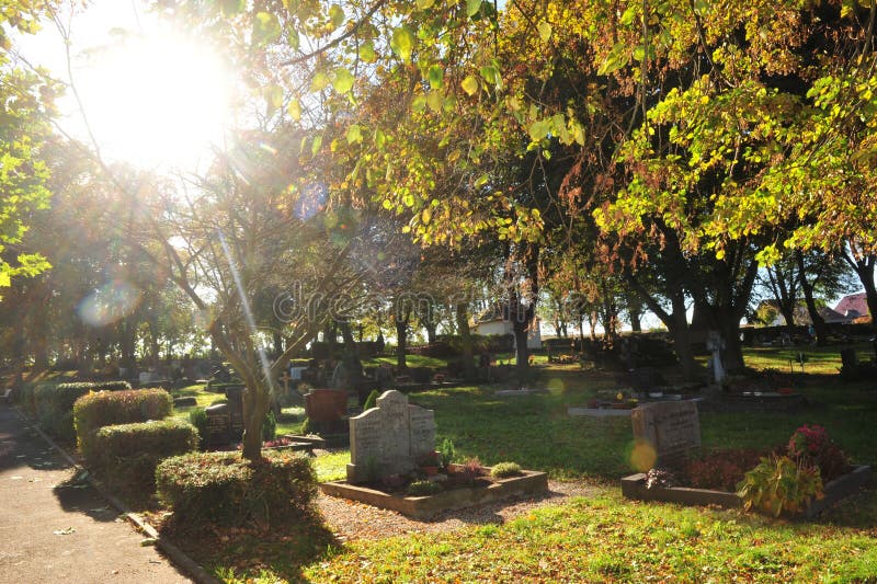 Cimetière en soleil d'automne images libres de droits Cimetière en soleil d'automne images libres de droits